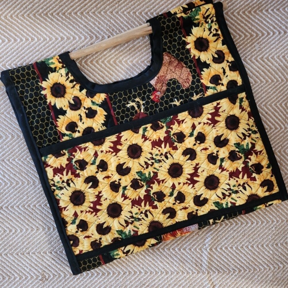 New Homemade Sunflower Patterned cotton quilted/wood handle‎ casserole carrier